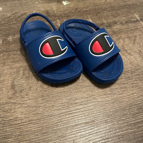 Champion Size 6 Slides - Picture 1 of 2